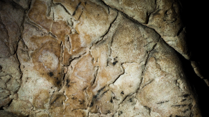 Vědci objevili v Moravském krasu malbu starou 7 tisíc let