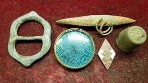 Zloděj ukradl bronzový keltský závěsek a další poklady