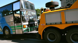Vrak autobusu z Velkomoravské konečně odtažen
