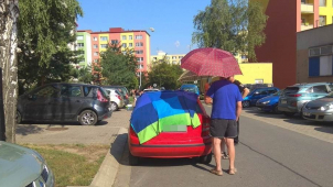 Dívenka se nešťastně zamkla v rozpáleném autě, pomohli strážníci
