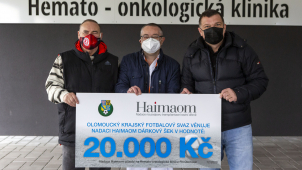Krajský fotbal daroval peníze hemato-onkologickému oddělení FNOL