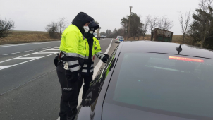 Neprojedete dál, slyšela včera stovka řidičů na hranicích okresů