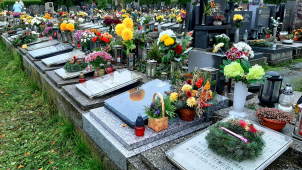 Dva senioři zůstali zamčení na hřbitově v Neředíně