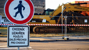 Stavba tramvajové trati uzavřela cestu k zastávce Trnkova