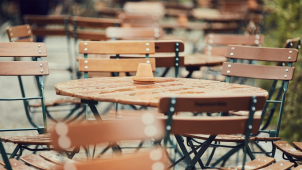 Opilý muž obtěžoval v centru Olomouce obsluhu zahrádky