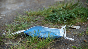 Spor o roušku vyvrcholil pěstí v mladíkově obličeji