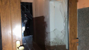 Po svém řádění za sebou nechal rozbité dveře a rozházený sklep