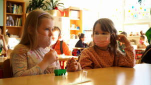 Předávání vysvědčení se blíží, žáci si ho vyzvednou osobně