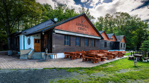 K Lovecké chatě jen objížďkou, opravuje se lesní cesta