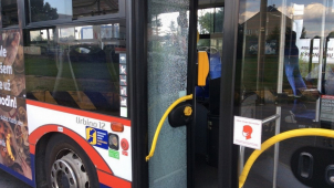 Mladík bez roušky zdemoloval autobus, odmítal z něj vystoupit