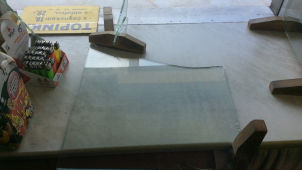 Agresivní zákazník zdemoloval skleněnou tabuli u výdejního okénka