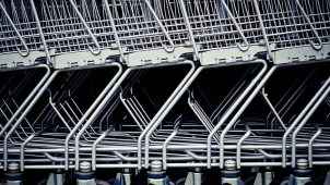 Studentky chtěly s nákupním vozíkem dojet až na koleje