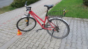 Muž srazil ženu z kola, z místa nehody ujel