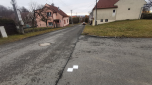 Čtverce na silnicích slouží mapování, někdo je ničí