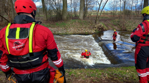Hasiči trénovali komplikovanou záchranu z jezu