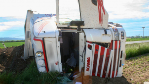 Převrátil se s kamionem, škoda přes jeden a půl milionu