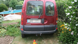 Pil, řídil a pak zaparkoval v cizí zahradě u bazénu