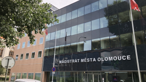 Komentář: Král je mrtev, ať žije král...