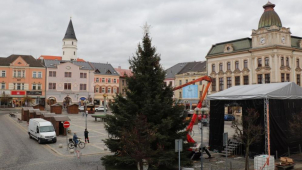 Přerovský vánoční strom už je taky na svém místě. Letos ho doplní i fotokoutek