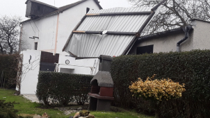 Vichřice a pak husté sněžení. Hasiči i energetici měli těžký den