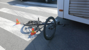 Telefonující dívka přehlédla autobus, ten jí přejel nohu