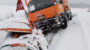 Sníh byl nepřekonatelnou překážkou pro autobusy, ale i pro sypače