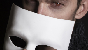 Další žena naletěla exotickému podvodníkovi. Přišla o miliony