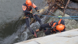 Hasiči a olomoučtí lezci odstranili nebezpečnou hráz z naplavenin