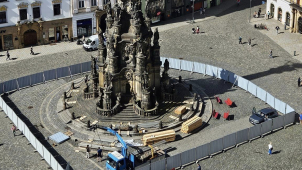 Sloup Nejsvětější Trojice čeká za plotem na stavbu lešení
