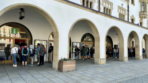 Zájemci o eurobankovku stáli frontu až za radnici