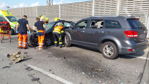 Zraněné museli hasiči vyprostit z vozu. Vážná nehoda tří aut zastavila dopravu