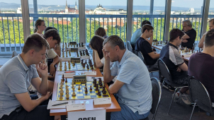 Šachisté z celého světa v Olomouci. Dnes simultánka na náměstí