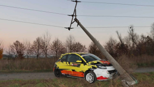 Řidič rally vozu zboural sloup vysokého napětí