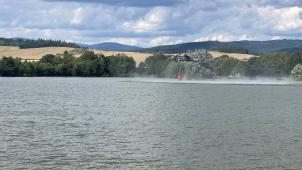 Lesní požár zaměstnal desítky hasičů, do akce musel i vrtulník