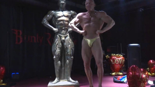 Kulturista Patrik Šerý odhalil při oslavě jubilea bronzovou sochu!