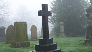 Senior přišel o 100 tisíc za hrob