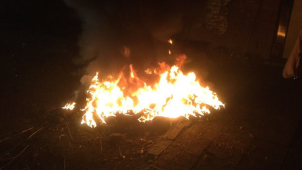 Muž si chtěl přitopit pneumatikami