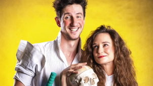 Tramtarie pokračuje s legendárním Kabaretem nahatý Shakespeare