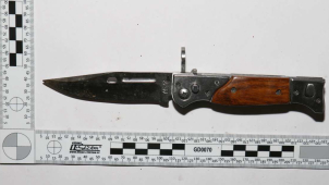 Zloděj napadl ostrahu prodejny s nožem v ruce