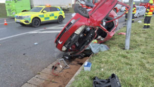 Zraněný muž ztratil vědomí, z auta ho museli hasiči vystříhat