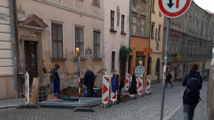 Proč začali opravovat cestu právě během AFO?