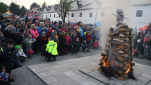 Pálení čarodějnic přilákalo davy, lidé se těší na Xindla X
