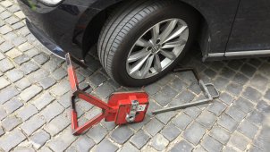 Řidička se rozjela i s botičkou, prý si jí nevšimla