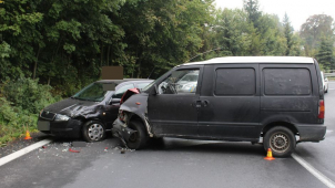 Mezi Horní Loděnicí a Lipinou bourala dvě osobní auta