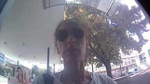Policie pátrá po ženě, která se snažila vybrat cizí kartu
