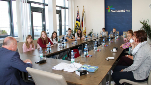 Místa radních v pondělí obsadili školáci