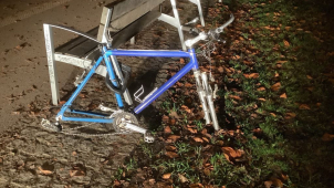 Neznámý vandal očesal kolo v olomouckém parku až na rám