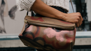 Dvaapadesátiletá žena přišla během nákupu o kabelku