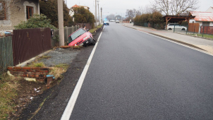 V Dolních Studénkách skončilo auto v příkopu