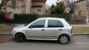 Opilá řidička si poničila auto o obrubník